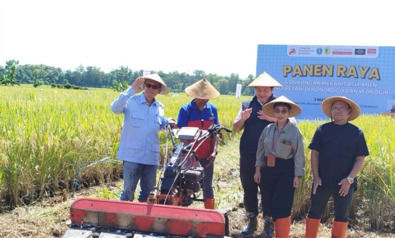 Sampoerna-GSN-STAPA salurkan mesin pemanen padi ke petani Ponorogo