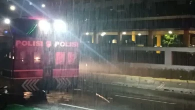 Demo Ricuh Pecah, Polisi Jam Mundur Massa Aksi Tolak UU TNI