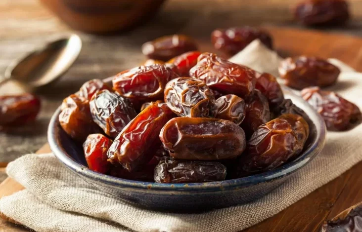 Perang Manis di dalam tempat Meja Takjil: Kurma Alami vs. Kurma Gula, Siapa Pemenangnya?