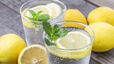 Meluruskan fakta konsumsi air lemon panas menurut ahli nutrisi